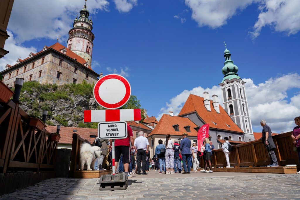 Lazebnický most je otevřen i pro dopravu. Zástupci města a firem slavnostně přestřihli pásku