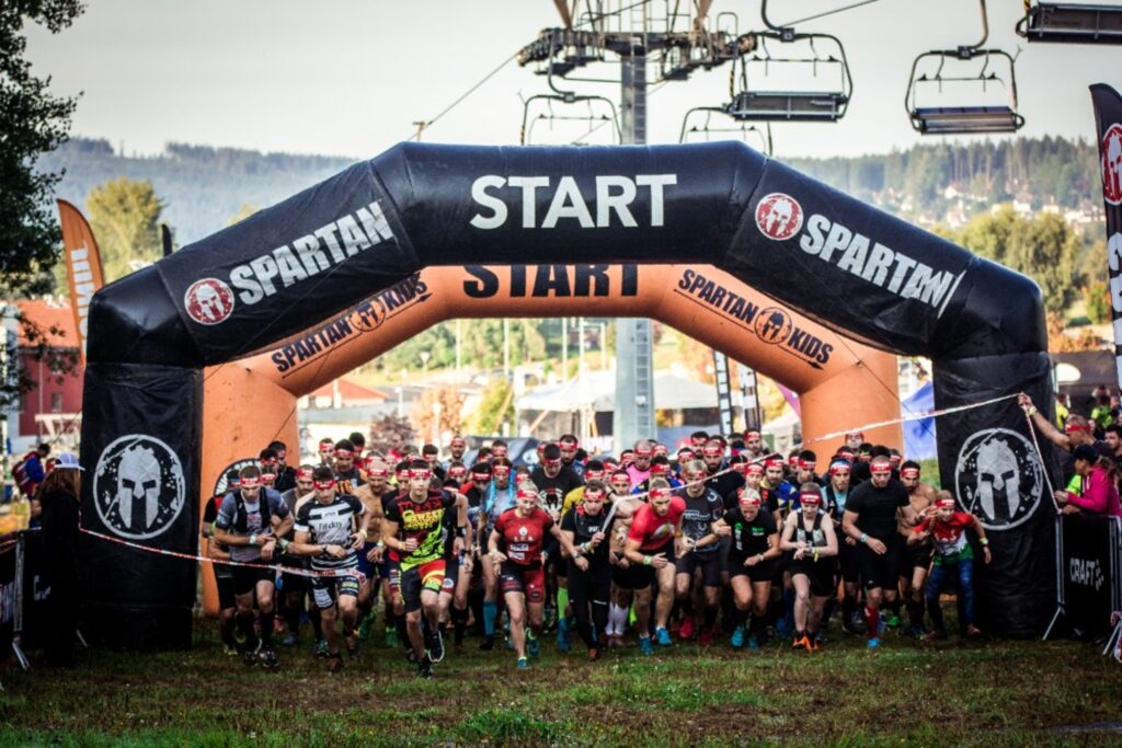 Závody Spartan se vrací na Lipno. Závodní víkend přivítá legendu z Loučovic i stovky nováčků