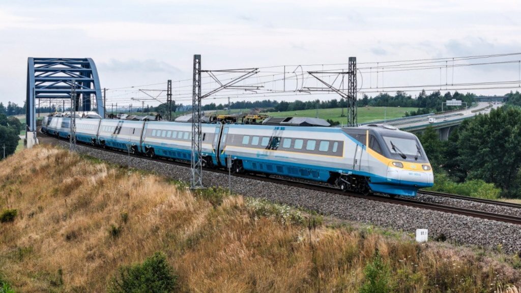 Na jih Čech začalo jezdit v běžném provozu rychleji než stošedesátkou Pendolino