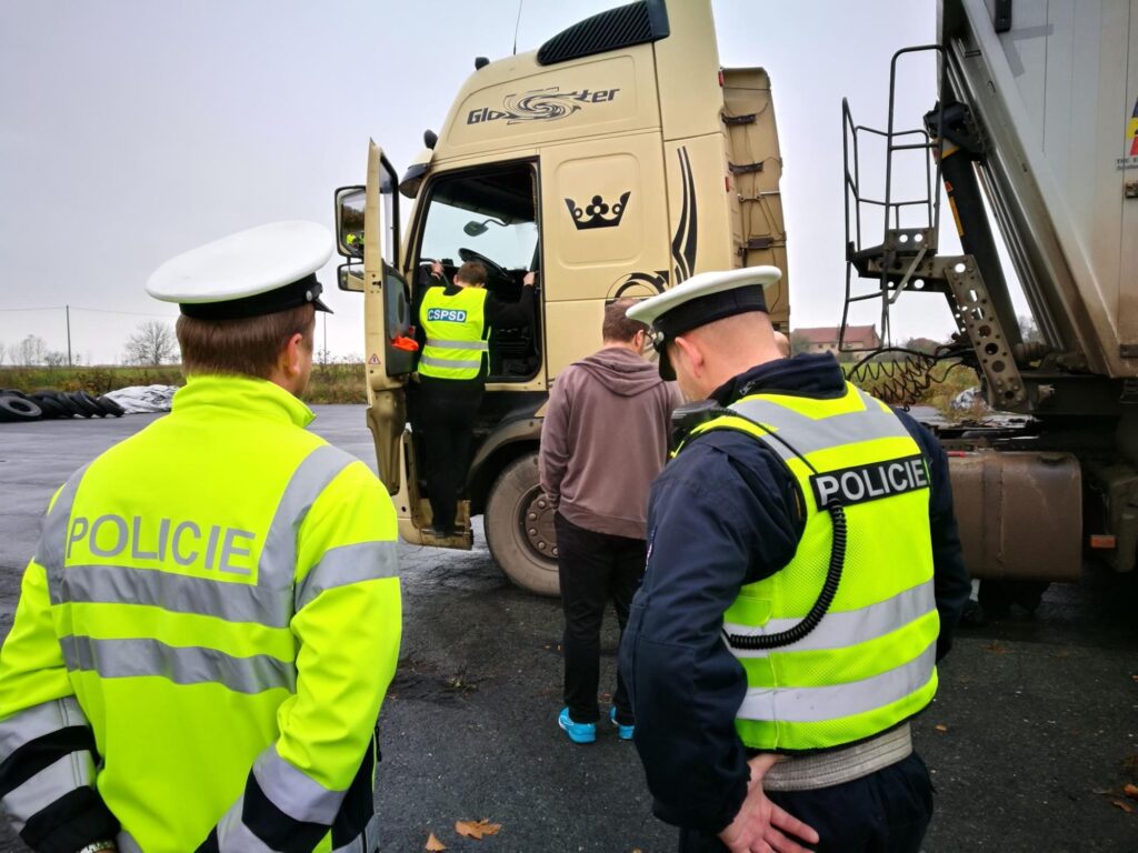 Přetížená nákladní doprava škodí krajským silnicím. Policie dostane dvě mobilní váhy